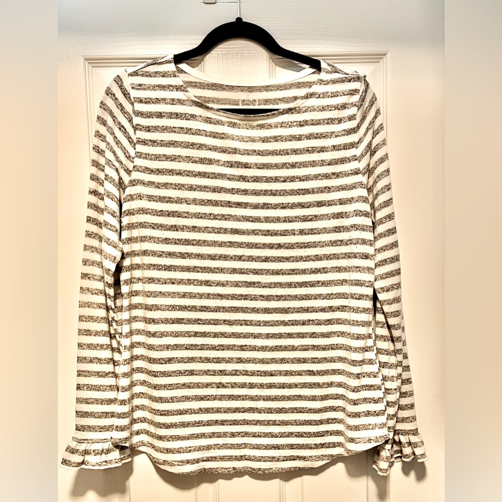 Large Maurice’s striped long sleeve shirt gray and white bell sleeve bottoms